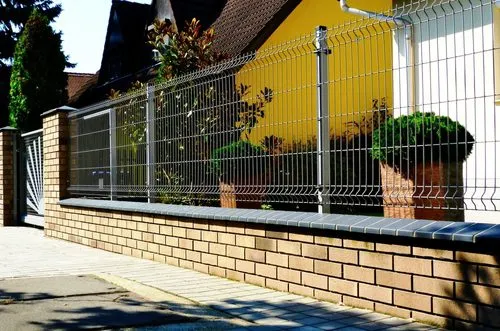 Boundary wall design with grill